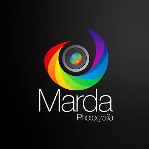 Logotipo Marda con lente de colores sobre negro – diseño de SmartBrand360