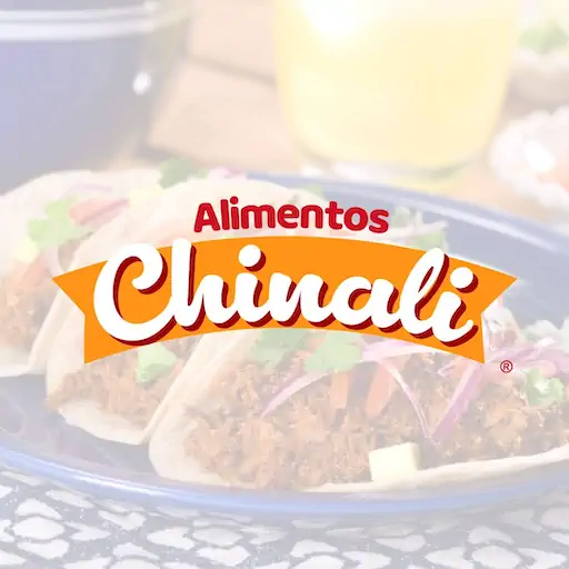 Logotipo Chinali sobre tacos de chilorio – diseño de SmartBrand360