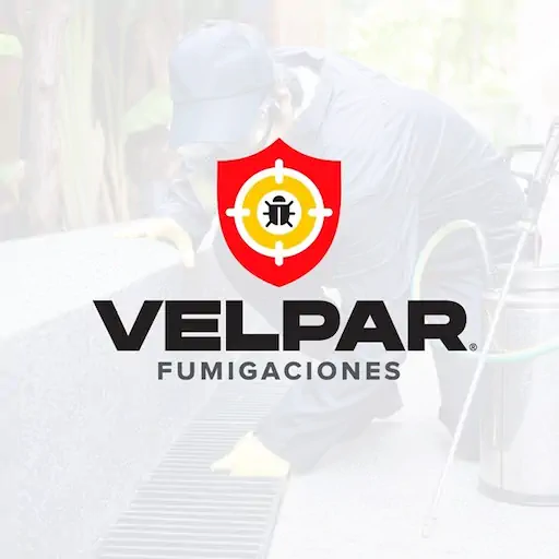Logotipo Velpar sobre fotografía de fumigador – diseño de SmartBrand360