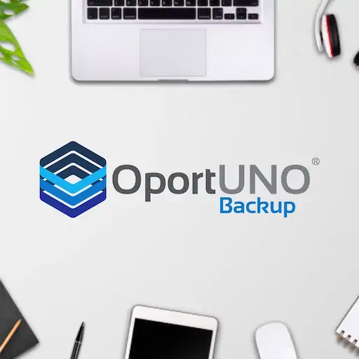 Logotipo OportUNO Backup sobre escritorio – diseño de SmartBrand360