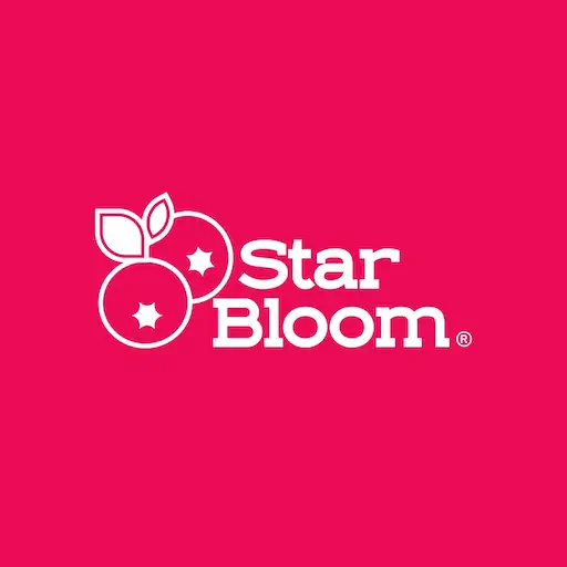 Logotipo Star Bloom blanco sobre rosa – diseño de SmartBrand360