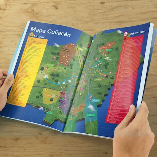 Revista abierta con mapa ilustrado de Culiacán – diseño de SmartBrand360