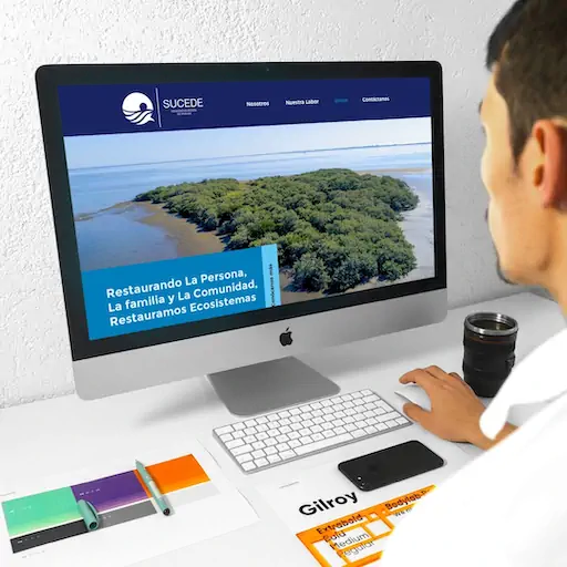 Sitio web de Sucede en iMac – diseño de SmartBrand360
