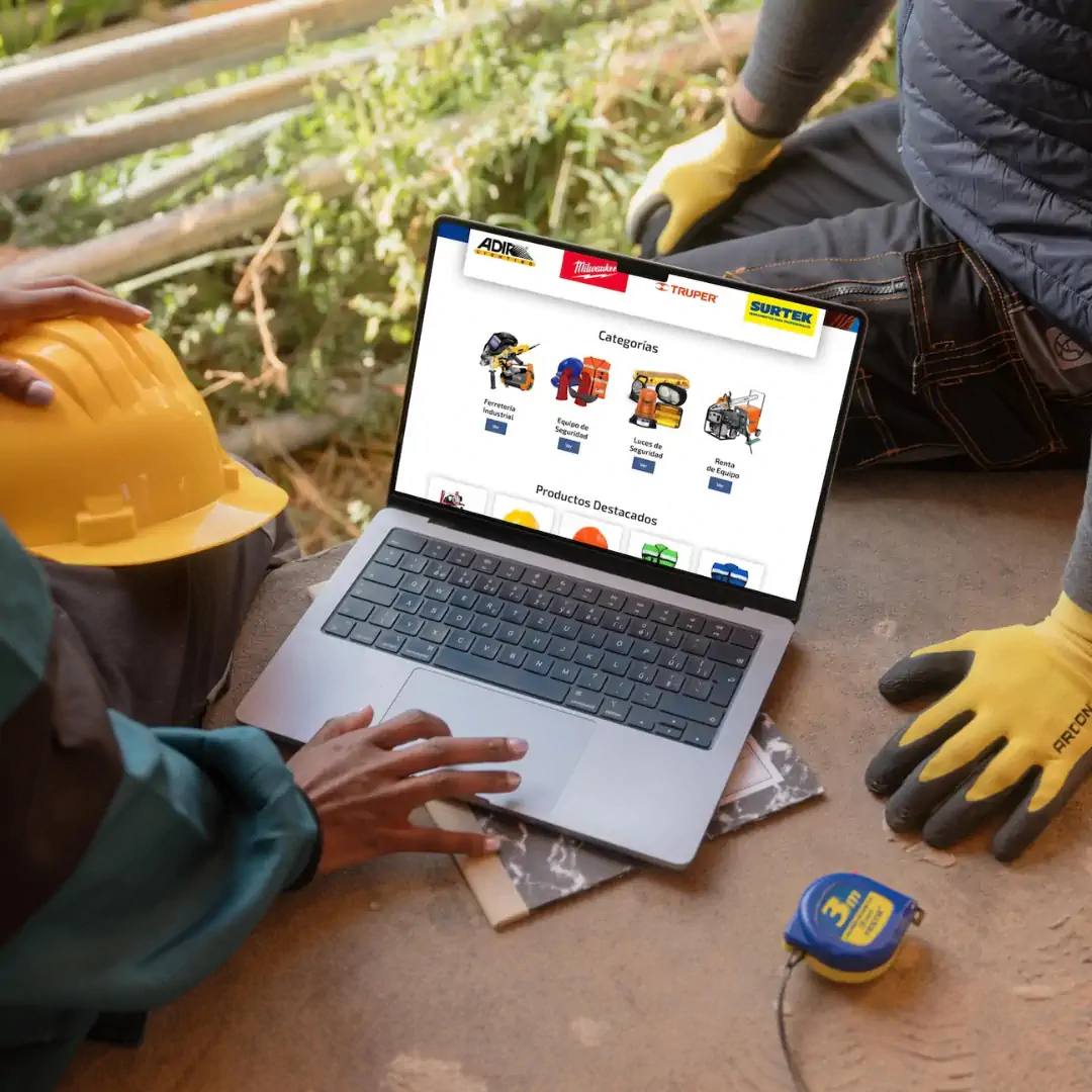 Catálogo en línea en laptop usada en obra, Hermosillo – diseño de SmartBrand360