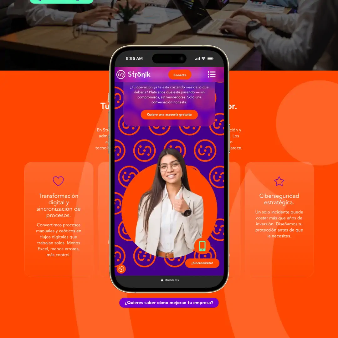 Sitio web stronik.mx en celular sobre fondo naranja – diseño de SmartBrand360